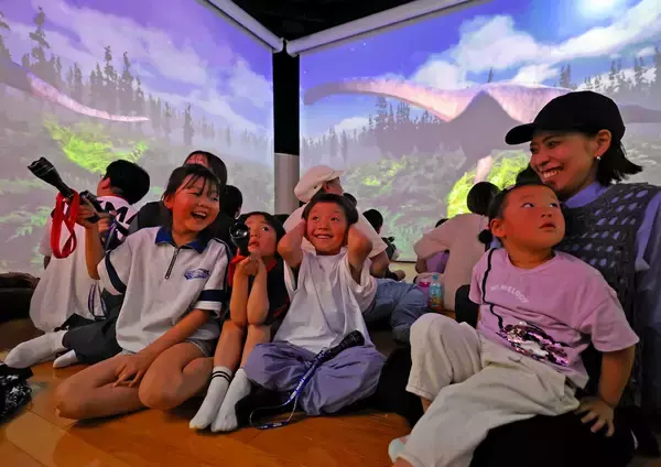 大阪万博で人気集めた「恐竜体験ゾーン」、GW迎えにぎわい　福井県の県こども家族館、太古の世界に子どもワクワク