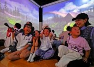 大阪万博で人気の「恐竜体験ゾーン」、GW迎えにぎわい　福井県の県こども家族館、太古の世界に子どもワクワク