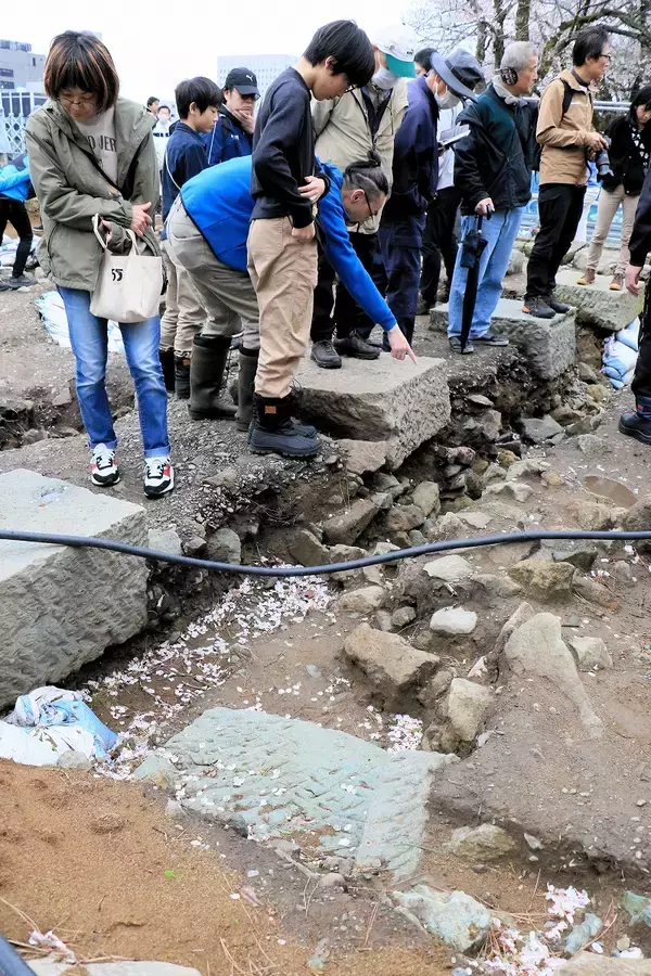 「1日限り、江戸初期の櫓の礎石に感動　福井城址の坤櫓復元工事を一般公開　県内外から歴史ファン」の画像