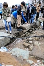 1日限り、江戸初期の櫓の礎石に感動　福井城址の坤櫓復元工事を一般公開　県内外から歴史ファン