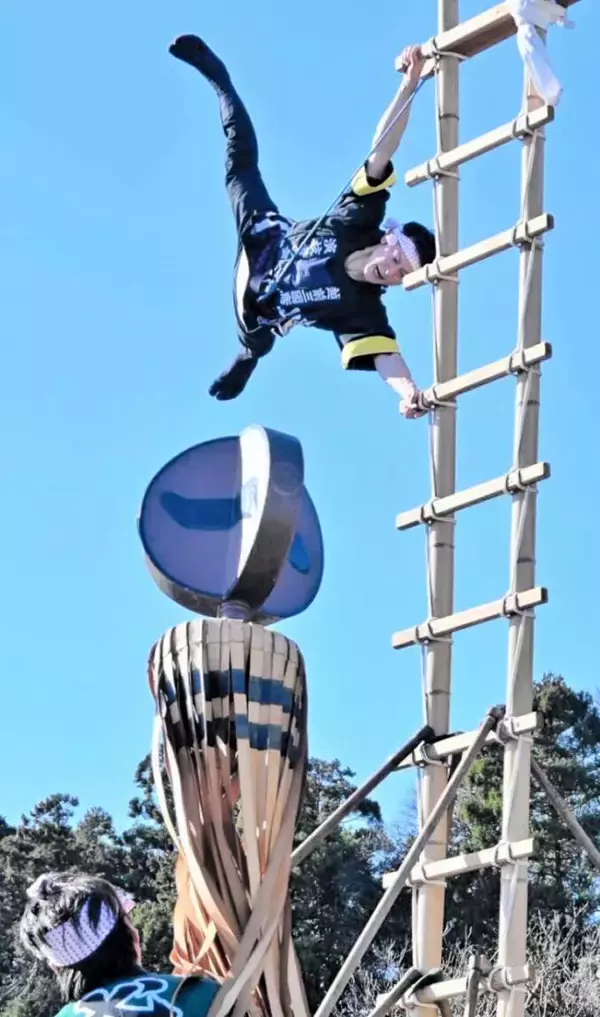 福井県の越前三国鳶隊がはしご乗りの大技披露　出初め式で火災のない一年を祈願　会場は厳かな雰囲気に