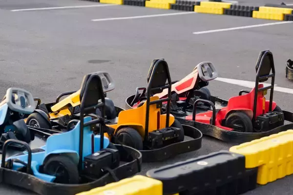 トランポリンで脱臼、ゴーカートで激突…レジャー施設で相次ぐ事故　GW中は子どものけがに注意