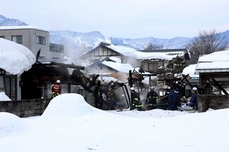 住宅全焼、焼け跡から2人の遺体　福井県大野市