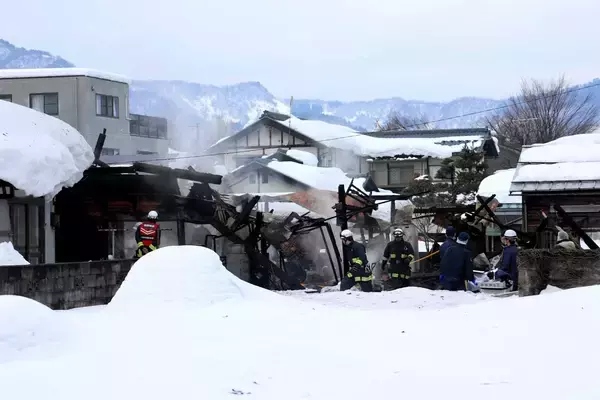 住宅全焼、焼け跡から2人の遺体　福井県大野市