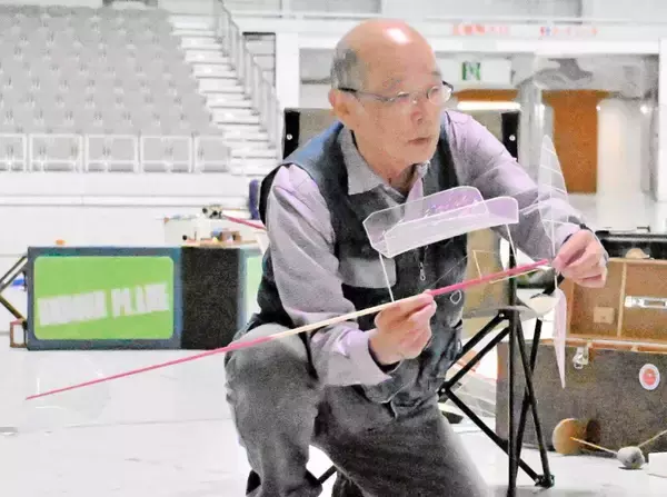 福井の78歳、世界の大舞台へ…模型飛行機「インドアプレーン」日本選手権総合1位に　挑戦を続けるワケ