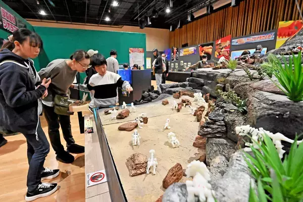 ロングセラー食玩「ほねほねザウルス」展が開幕　福井県立恐竜博物館で初の展覧会　歴代フィギュアやジオラマ集結