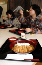 毎月18日は「36連隊カレーの日」　辛口ルーにカツレツ、漆の器で提供　福井県鯖江市の喫茶店