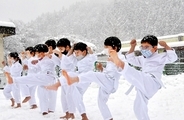 泣かずに我慢、園児が雪の中で寒稽古　気合込めて突きやけり　福井県永平寺町の幼児園