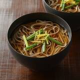 「無印良品が2025年末年始の限定商品を販売　蕎麦やぜんざい、紅白バウムクーヘン…商品一覧を紹介」の画像1