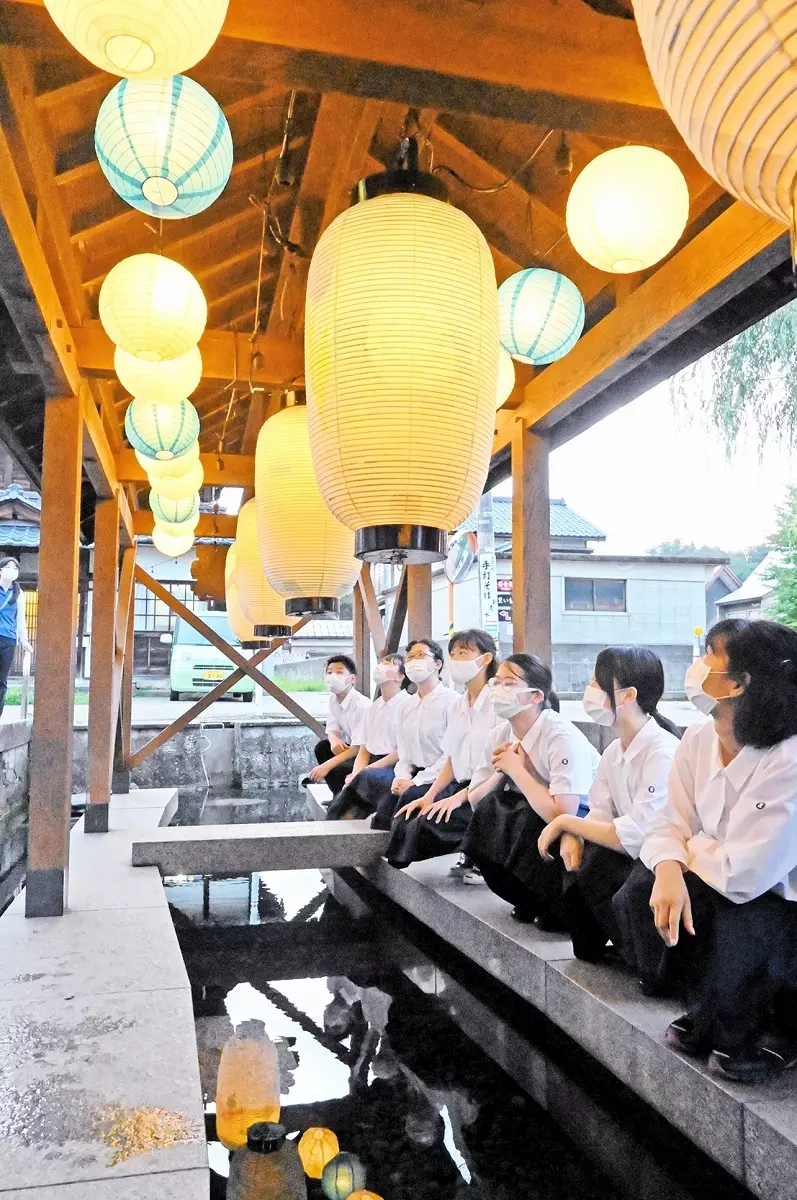 名水照らす提灯 水の清らかさ感じて