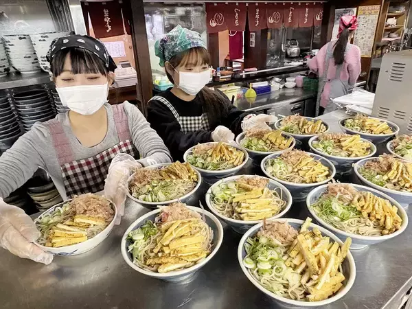 そばどころ福井、年の瀬の店舗大忙し　通常の3倍の店員で対応も