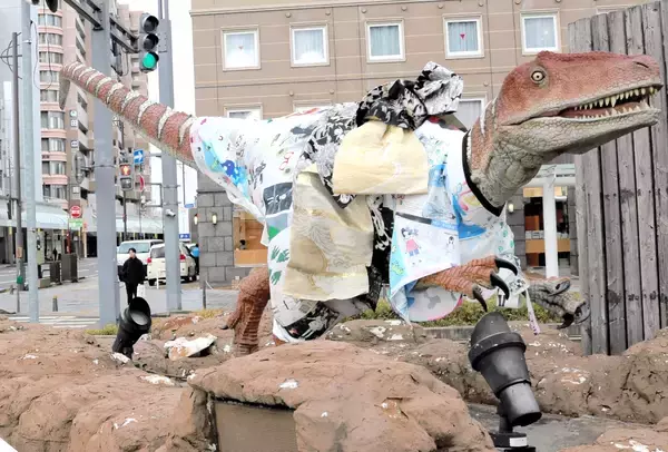 福井駅前の恐竜が着物姿に“変身”…「福井アートきものショー」開催記念　県内の高校生ら約120人のデザイン画使用