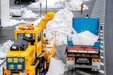 「積雪65センチ記録の福井県敦賀市、スピーディーに排雪　市道の雪を国道に押し出しまとめて運搬　国と連携」の画像1