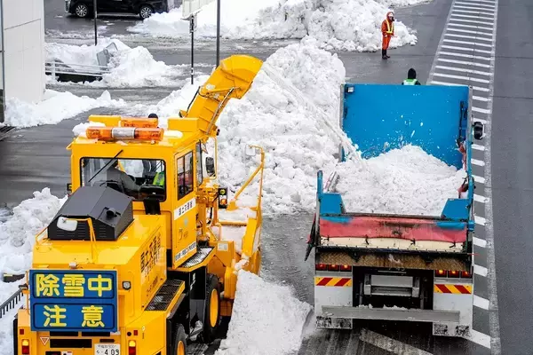 積雪65センチ記録の福井県敦賀市、スピーディーに排雪　市道の雪を国道に押し出しまとめて運搬　国と連携
