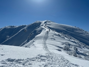 荒島岳山頂付近に男性遺体　1人で登山中に遭難か　福井県大野市