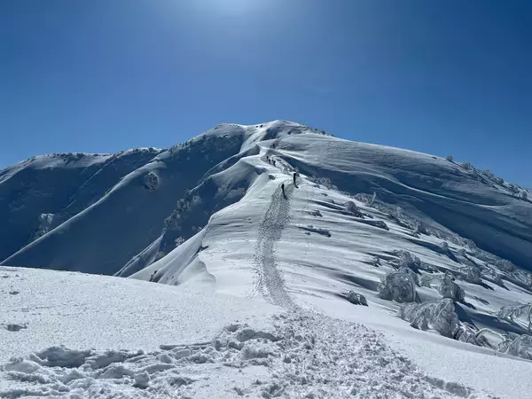 荒島岳山頂付近に男性遺体　1人で登山中に遭難か　福井県大野市