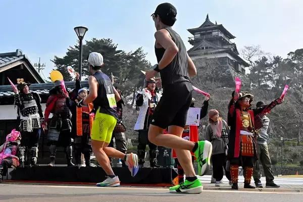 「ふくい桜マラソン2026　福井県民、沿道から熱い声援　応援ステージや自慢グルメ提供も」の画像