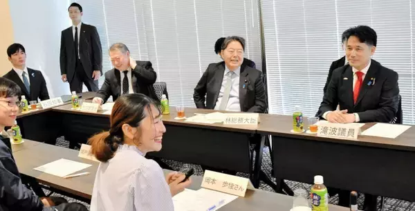 林芳正総務相が福井に、県立大の恐竜学部など視察　「特徴生かした取り組みに感銘」と高く評価