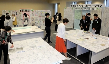 国会議員に「香害」知ってほしい…衆院第2議員会館でパネル展　2000人以上の当事者らのメッセージ並ぶ