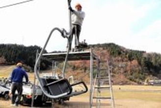 今庄365スキー場、リフト取り付け　12月20日オープン、週末は2基稼働　福井県南越前町
