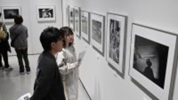 戦後の写真界けん引…奈良原一高さん写真展、3月8日まで　代表的シリーズから90点紹介