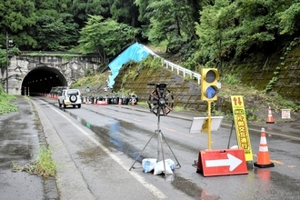 大雨で土砂崩れ、国道158号の新道は新丁トンネル内で片側通行に　福井県福井市と大野市　応急対策工事が完了