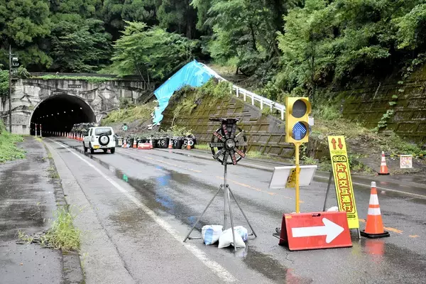大雨で土砂崩れ、国道158号の新道は新丁トンネル内で片側通行に　福井県福井市と大野市　応急対策工事が完了