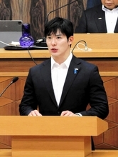 「まるでスター」現役最年少・石田嵩人知事の現在地　インスタフォロワー34万人超