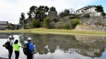 水面に「逆さ天守」の〝絶景〟現る　丸岡城天守の東側ふもとの水盤　福井県坂井市