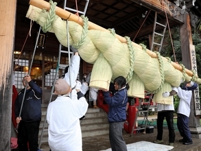 迎春準備、重さ250キロの大しめ縄付け替え　福井市の出雲大社福井分院