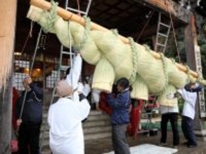 迎春準備、重さ250キロの大しめ縄付け替え　福井市の出雲大社福井分院