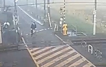 遮断機が下りた踏切に、自転車の男性がバー破損させ侵入…ハピラインふくいが監視カメラで確認　「人命に関わる重大な事案」、福井県坂井市