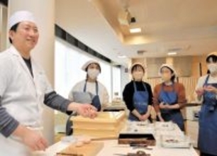 福井県の老舗菓子店「伊勢屋」6代目、「現代の名工」に続き「食の達人」の栄誉　和菓子作りの技、後世へ