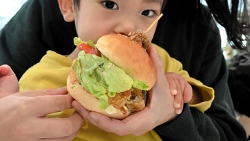 元公邸料理人が考案…福井県産「若狭ぐじ」のハンバーガー開発　おおい町で販売会、お味の評価は