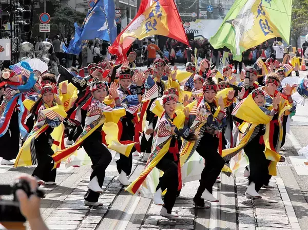 暑さ吹き飛ばすYOSAKOIの迫力演舞　福井県内外27チームに観客沸く　福井フェニックスまつり