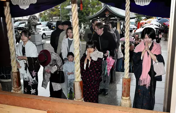 「志望校に合格を」「平和になって」福井県内の神社や寺院、初詣客でにぎわう