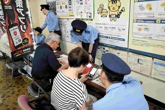 国際電話ブロックや怪しい電話を警告…特殊詐欺被害防止へ　対策アプリのインストール支援ブース設置　福井県警、運転免許センターに