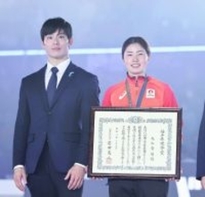 丸山香織選手に福井県栄誉賞贈呈、今後の抱負も　石田嵩人知事から表彰状と盾　デフリンピック金メダル