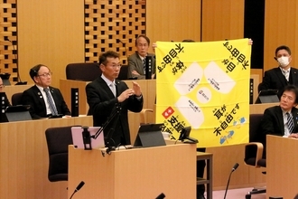 ろうあの市議会議員、当事者目線で障害者支援訴え　手話で一般質問、妻が代読　福井県越前市
