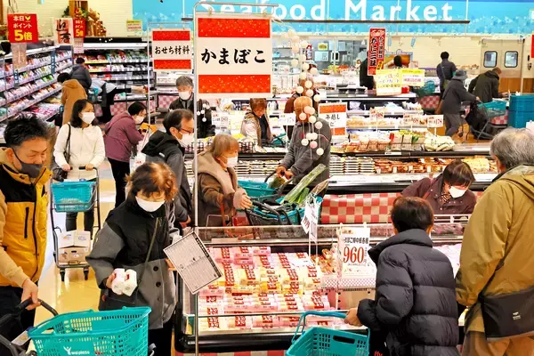 おせち料理の食材、何買おうか？紅白かまぼこや黒豆…肉やカニも　福井県内のショッピングセンターや市場にぎわう