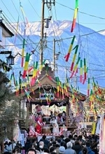 奇祭「勝山左義長まつり」開幕…おどけて踊り打つ「浮き太鼓」、おはやし響く　福井県勝山市
