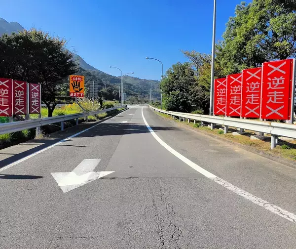 高速道の逆走対策、福井県内は危険性が高い5ICで強化　逆走時だけ見える「プレッシャーウォール」や衝撃与える突起物設置