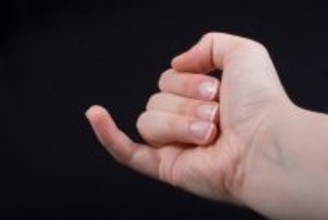 小指がつったように動かない…原因は何の病気？　医師解説、見極めは指の曲がり方
