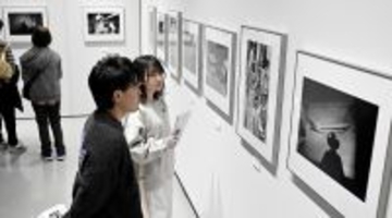 写真の新時代を切り開いた奈良原一高さんの代表シリーズ網羅　福井県の金津創作の森美術館で作品展開幕