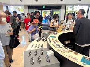 眼鏡4000本を展示即売、一大産地アピール　研磨体験コーナー人気、グルメも　9月20日までイベント　福井県鯖江市