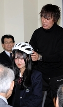 自転車でヘルメットかぶると髪形が崩れる…学生の悩みに警察が動く　福井県の学校で意外なレクチャー