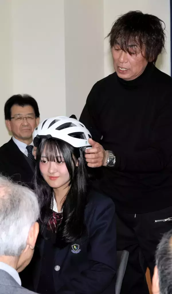 自転車でヘルメットかぶると髪形が崩れる…学生の悩みに警察が動く　福井県の学校で意外なレクチャー