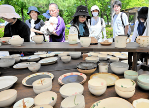 越前陶芸まつり2026開幕　60窯元出店、食器や花器が所狭し　福井県越前町の越前陶芸村