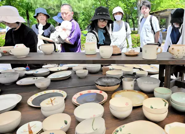 越前陶芸まつり2026開幕　60窯元出店、食器や花器が所狭し　福井県越前町の越前陶芸村