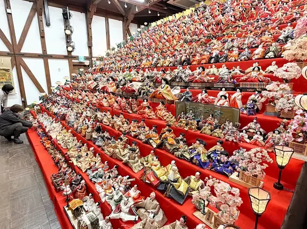 20段のひな壇に圧巻ひな人形2000体　映画「国宝」モチーフの人形も　福井県大野市で祭り始まる